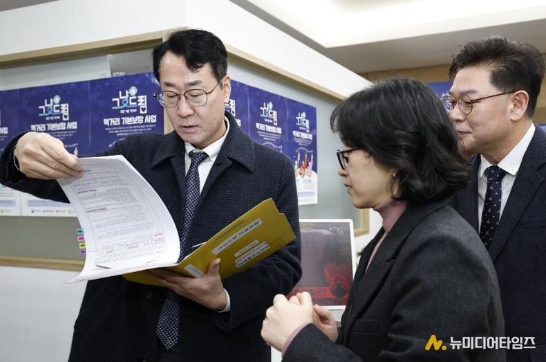 정명근 화성특례시장이 그냥드림 방문자 서류를 점검하고 있다.