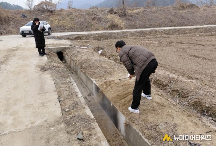 안전정책과 특별점검반이 불정면 하문리에서 제방을 점검하고 있다.