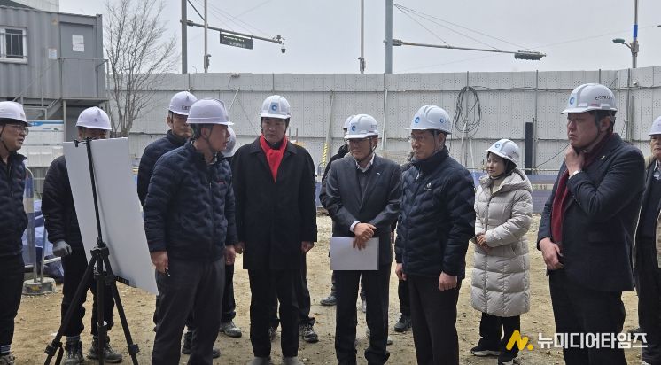 인천시의회 신충식 의원이 13일 유정복 인천시장과 함께 ‘검단근로자복합문화센터’ 공사 현장에서 공사 진행 상황을 듣고 있다.