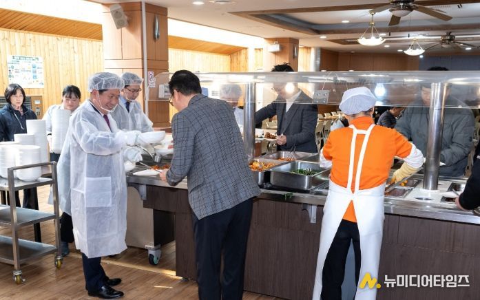 김창규 제천시장 , 떡만둣국 배식봉사