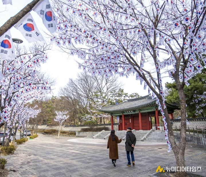 용산구 효창공원 일대 태극기로 물들다...'장관 연출'