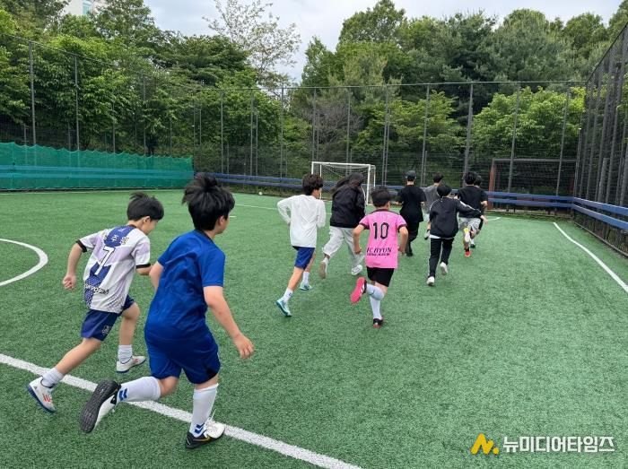 도봉구 지역 아이들이 축구 강습을 받고 있다.