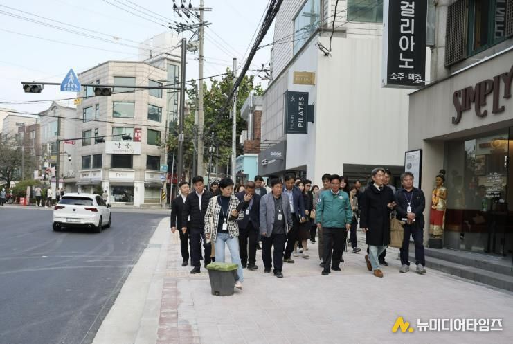 박강수 마포구청장이 연남동 끼리끼리길의 보도를 살피고 있다.