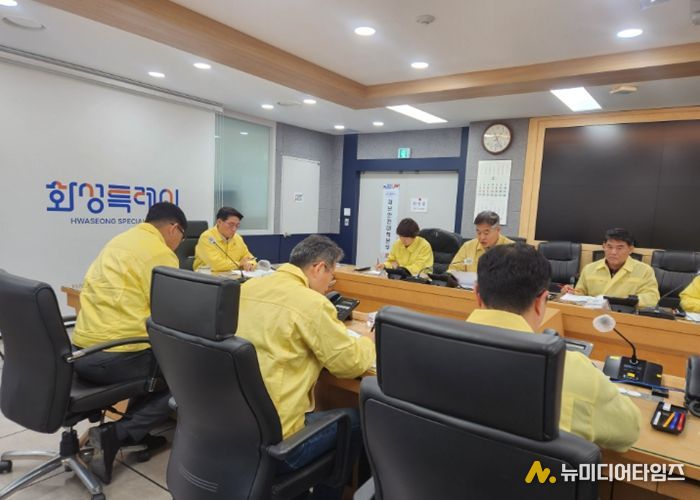 윤성진 제1부시장이 재난안전대책본부 긴급회의를 주재하고 있다