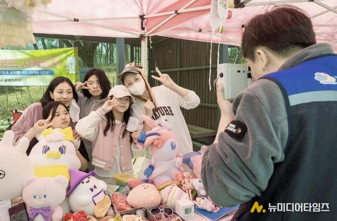 지난해 양천사랑복지재단 기부 후 폴라로이드 사진 남기는 모습