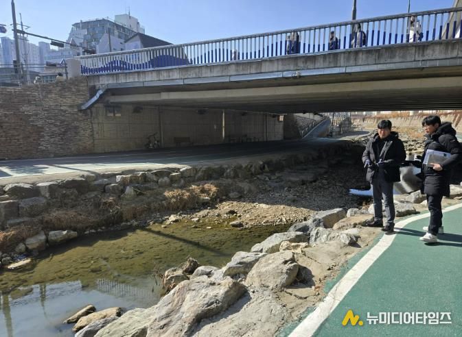 용인특례시 처인구가 경안천 주변을 점검하고, 보수가 필요한 부분과 시설을 확인하고 있다.