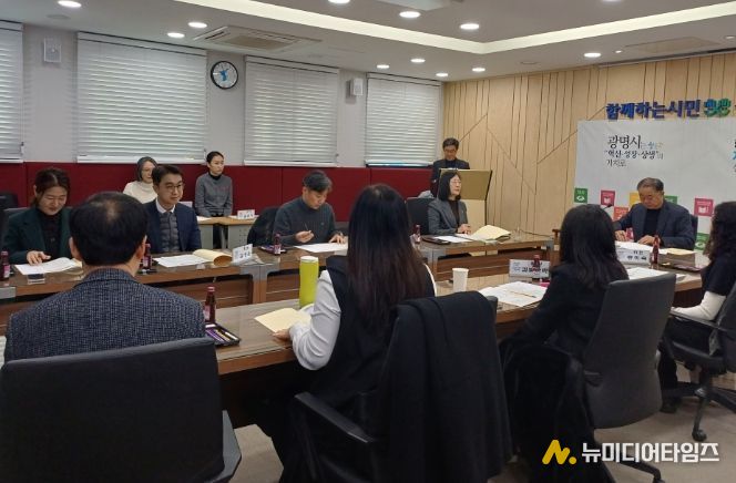 지난 19일 시청 영상회의실에서 2026년 정기 법인 세무조사 대상자 선정을 위한 지방세 심의위원회를 진행하고 있다.