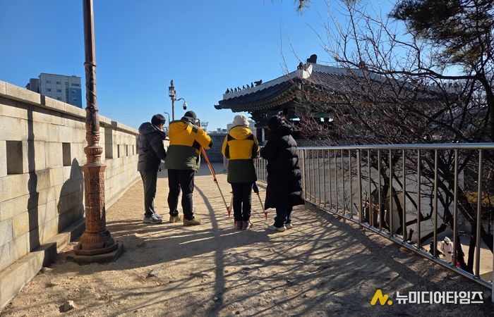 성북구 부동산정보과 직원들과 한국국토정보공사 측량기사가 혜화문 일대 지적공부 미등록지에 대한 지적측량을 진행하고 있는 모습