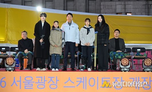 오세훈 서울시장이 지난해 12월 ‘서울광장 스케이트장 개장식’에서 서울시청 소속 심석희(오른쪽에서 두 번째)‧차준환 선수(왼쪽에서 두 번째), 빙상종목 유망주 선수들과 기념 촬영하고 있다.