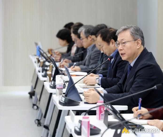 장인홍 구로구청장이 5급 이상 간부 공무원들에게 청렴문화 조성을 당부하고 있다.