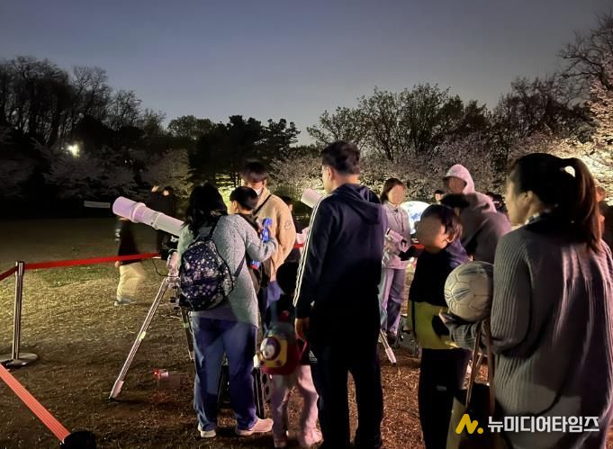 시민들이 천문 관측을 하고 있다.