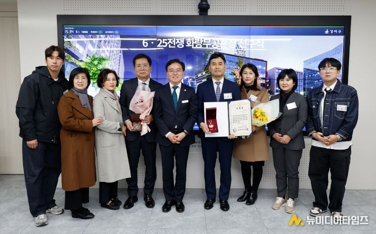 진교훈 서울 강서구청장(가운데)이 23일(월) 구청장실에서 열린 ‘6.25전쟁 참전 유공자 화랑무공훈장 전수식’에서 고(故) 김명진 병장의 유가족에게 훈장을 전달하고 기념촬영을 하고 있다.