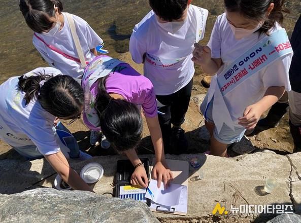 도봉구 지역 아이들이 환경 탐사활동을 하고 있다.