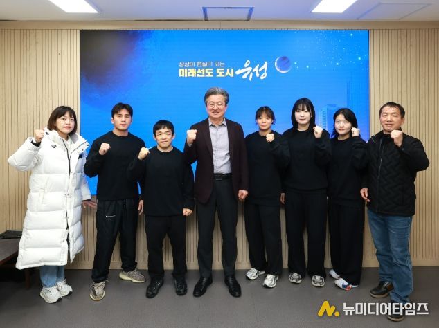 24일 유성구청 레슬링팀 선수단이 기념촬영을 하고 있다. / 왼쪽부터 홍향래 코치, 유선호 선수, 김성권 선수, 정용래 유성구청장, 조수빈 선수, 오채은 선수, 이나현 선수, 유배희 감독