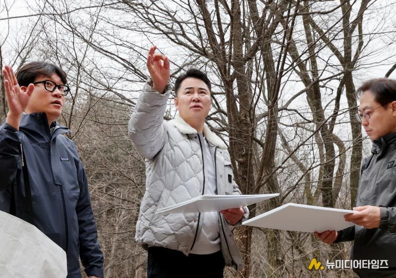 오언석 도봉구청장(가운데)이 도봉산 원통사 일대 등반 구간 주요 시설물 안전점검을 주관하고 있다