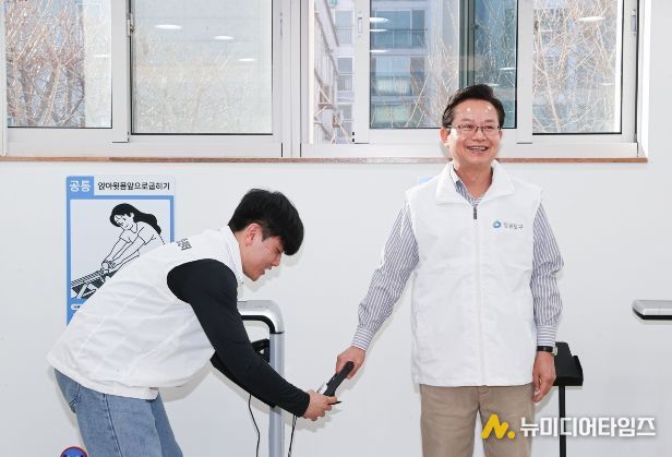 악력을 측정하고 있는 최호권 영등포구청장