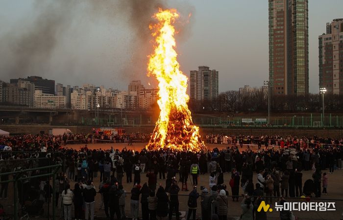양천구, ‘2026 정월대보름 민속축제’에서 달집을 태우며 건강과 행복을 기원하고 있는 모습