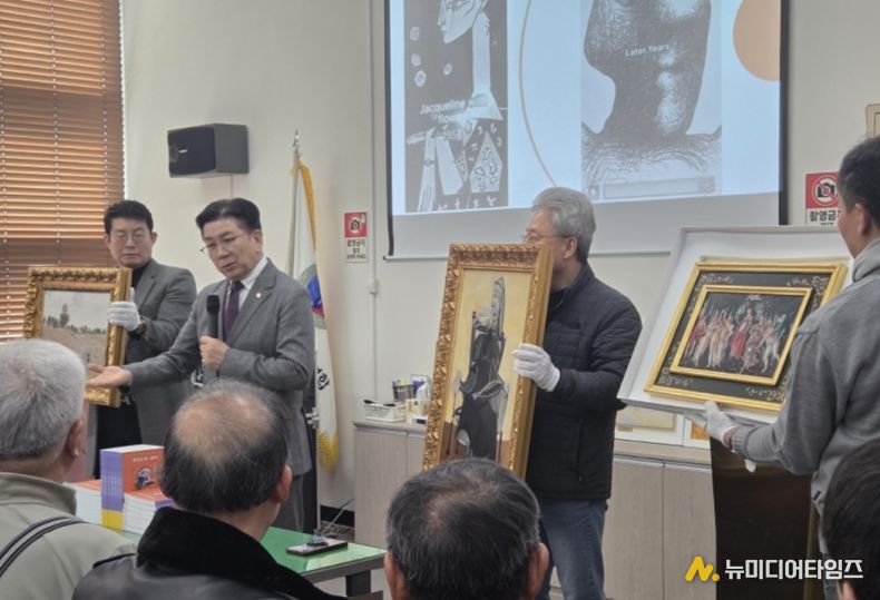 작품을 설명하고 있는 꾸바아트센터 차효준대표 (사진제공=K trendy NEWS)