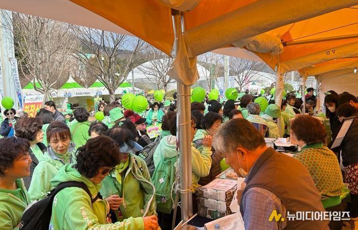 제54회 강진청자축제장 직거래장터 현장 모습.
