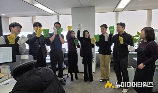 인천항만공사 항만정보화실 직원들의 청렴 메세지(“관행이라는 묵은 ‘때’를 박박 벗겨내야, 진정한 청렴의 ‘때’가 옵니다.”) 인증샷 촬영을 하고 있다. / 사진제공 = 인천항만공사