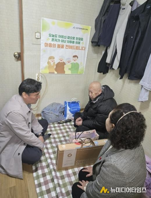 온양1동 복지통장이 최고령 독거 어르신 가정을 방문해 건강을 살피고 말벗 서비스를 제공하고 있다.