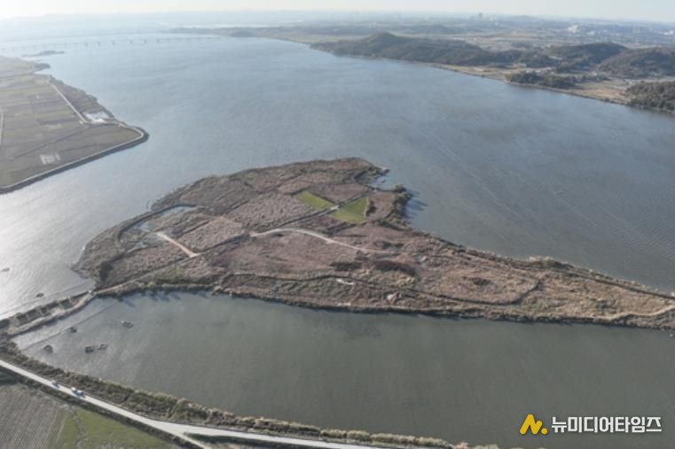 쌀조개섬에서 바라본 아산호 전경