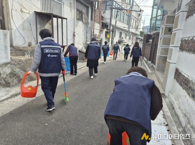 송천동 일대에서 내 지역 지킴이와 함께하는 환경순찰이 진행되고 있다.