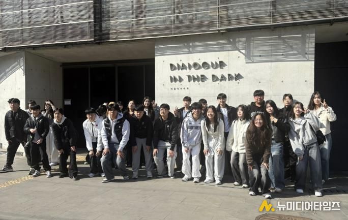 지난 28일 ‘어둠속의 대화’ 체험관을 방문한 모습.