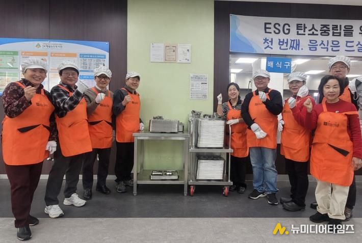 수원시 장안구 정자1동 주민자치회, 어르신 대상 배식 봉사로 사랑 나눔