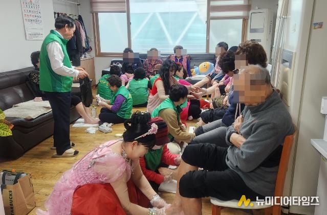 수원시 장안구 송죽동 새마을부녀회, 발마사지 봉사와 음악 공연 선사