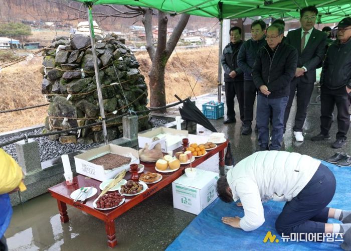 최충규 대덕구청장이 2일 민속 보존 마을 행사인 보름제에 참석해 제를 올리고 있다.