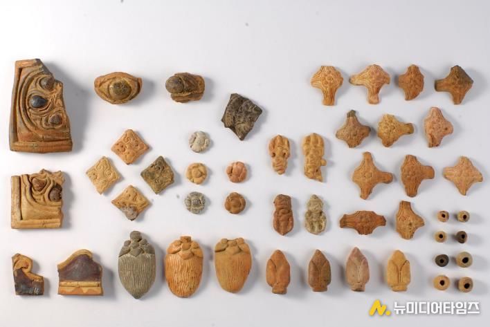 소조사천왕장식편