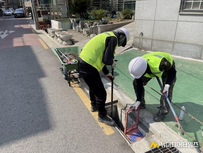 양천구, 풍수해 대비 침수취약지역 빗물받이 준설작업 중인 모습