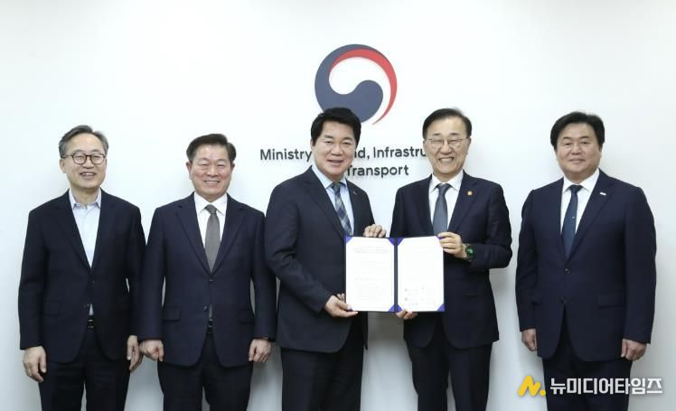 관악구 등 4개 지자체장이 국토부를 방문해 신천신림선 국가철도망 구축계획 반영을 위한 공동건의문을 전달했다(가운데 박준희 관악구청장)