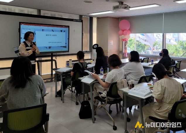 도봉구 지역 내 결혼이주여성들이 다문화상담사 양성과정 교육을 듣고 있다.