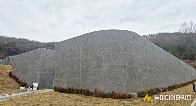 신규 설치된 화성도시공사 함백산추모공원 봉안담 사진