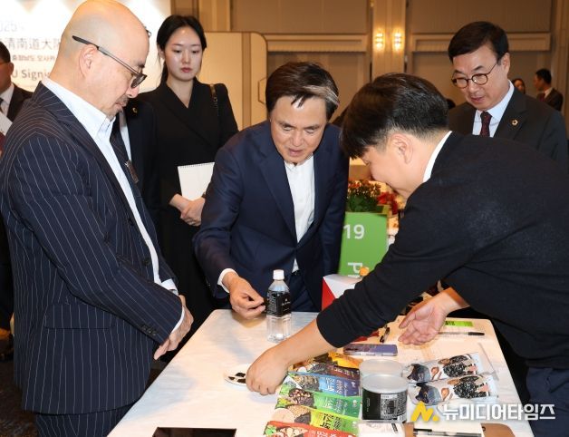 지난해 10월 23일 일본 오사카 뉴오타니호텔에서 열린 수출상담회장을 찾은 김태흠 충남도지사가 도내 기업의 제품을 살펴보고 있다.