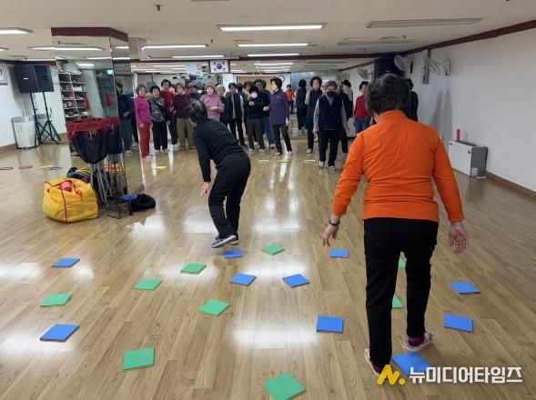 구로구 어르신들이 ‘실버놀샘터’ 프로그램에서 놀이형 신체활동을 하고 있다.