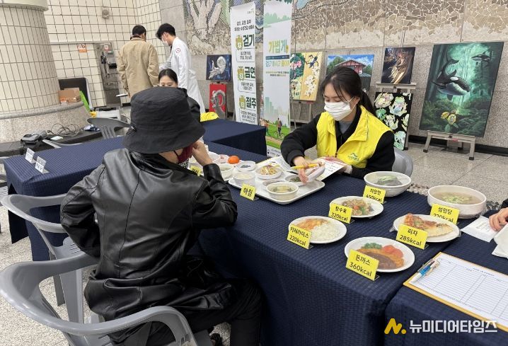 대구 수성구보건소는 지난 4일 ‘비만 예방의 날(3월 4일)’을 맞아 대구도시철도 수성구청역 대합실에서 지역 주민을 대상으로 건강 캠페인을 개최했다.