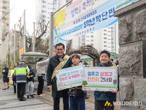 이기재 양천구청장이 목운초등학교 앞에서 학생들과 함께 등굣길 교통안전 캠페인에 참여하고 있는 모습