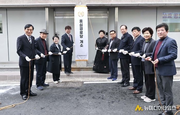 최충규 대덕구청장(사진 왼쪽 네 번째)과 관계자들이 6일 법동 200-11번지에 위치한 ‘효심경로당’ 개소식에서 제막식을 진행하고 있다.