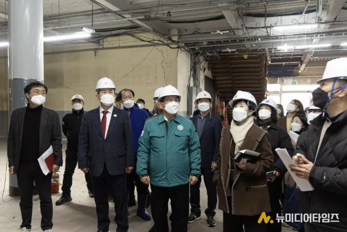 농수산물시장 시설을 점검하는 박강수 마포구청장