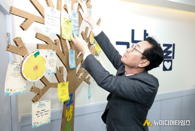 정명근 화성특례시장이 그냥드림 내부 '희망나무'에 작성한 쪽지를 달고 있다.