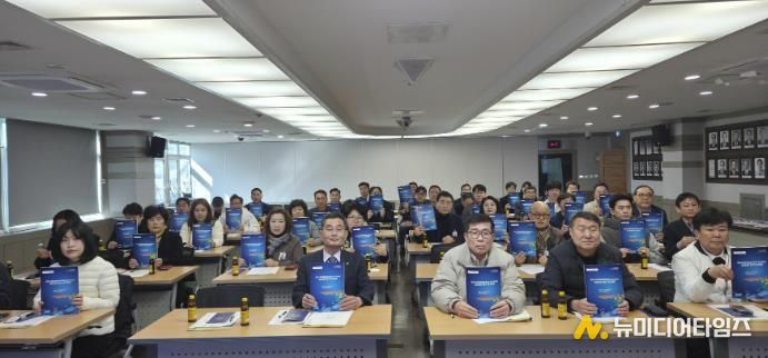 회의 후 기념사진 촬영