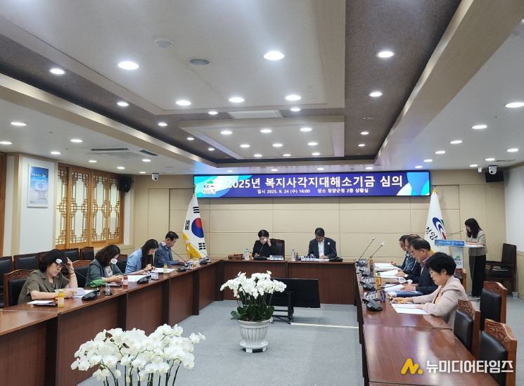 지난해 기금운용 심의위원회에서 복지사각지대 위기 가구 지원을 위한 대면심의를 진행하고 있는 모습