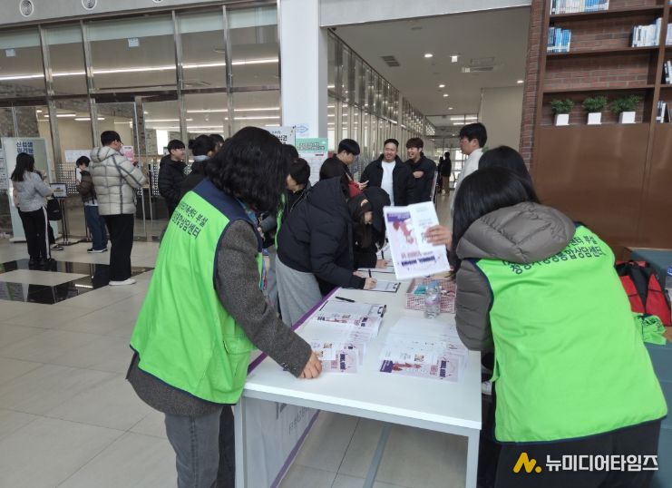 청양가정성통합상담센터가 지난 10일 충남도립대학교에서 폭력 예방 캠페인을 진행하고 있다.