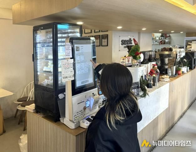 관악구 샤로수길 상권 내 카페 씨크에서 키오스크를 활용해 주문하는 모습