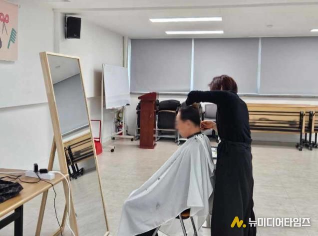 송파구 삼전동 주민센터 무료 미용 서비스 사업 현장 재능 기부하는 김혜선 원장(컬러바나다 미용실)