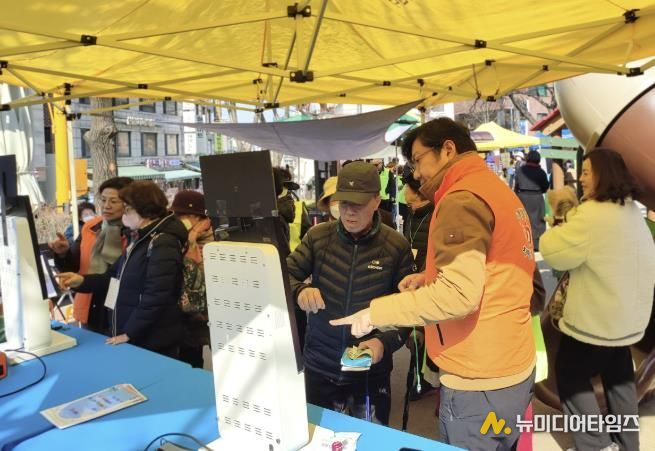 남현동 치매안심노리터에 참여한 어르신이 키오스크 사용을 체험하고 있다