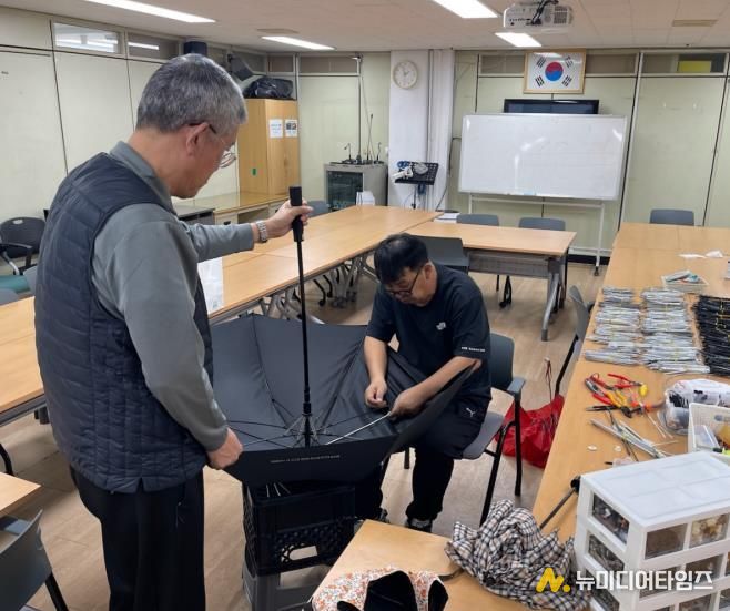 지난 3월 6일 ‘찾아가는 우산수리 팝업’ 현장인 도봉1동 주민센터 2층 교양강좌실에서 우산 수리가 한창이다.
